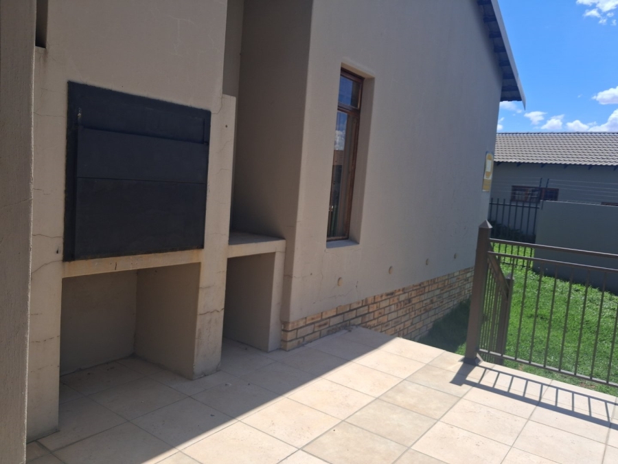 To Let 3 Bedroom Property for Rent in Hillside Free State